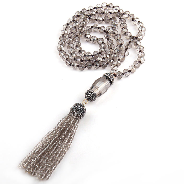 graue Kristallglas geknüpfte lange Halskette mit Quasten im Bohostil