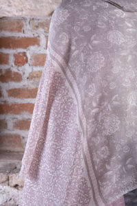 Pashmina YAZD with a floral print in grey and pale pink