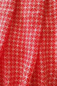 Pashmina with a geometrical pattern in white and red | 100% cashmere