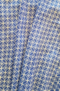 Pashmina mit geometrischem Muster in Weiß und Electric Blue | 100 % Kaschmir