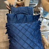 Marineblauer Kissenbezug aus Samt mit Bommelquaste | 45 x 45 cm