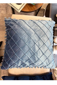 Eisblauer Kissenbezug aus Samt mit Bommelquaste | 45 x 45 cm