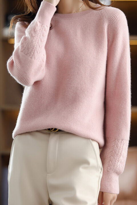 dicker rosa Pullover aus 100 % Merinowolle mit Rundhalsausschnitt und geflochtenen Details