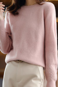dicker rosa Pullover aus 100 % Merinowolle mit Rundhalsausschnitt und geflochtenen Details