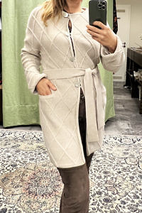 AVELLANA KASCHMIR | Cardigan aus beigefarbener Kaschmirmischung mit Rautenmuster, Perlmuttknöpfen und Gürtel