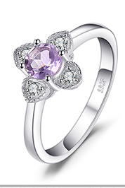 Ring in Blumenform aus massivem 925er Silber und echtem violetten Amethyst und Zirkonia-Steinen
