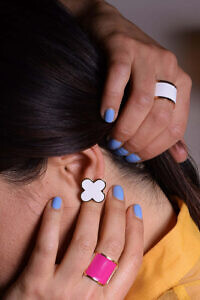 FRANCESCA BIANCHI | 24 Karat vergoldete Ohrstecker mit weiß emaillierten vierblättrigen Kleeblättern | weiße Kleeblatt-Ohrringe