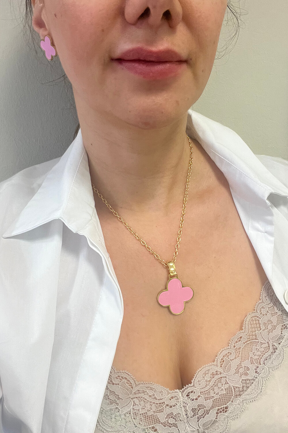 FRANCESCA BIANCHI | 24-karat gold-plated necklace with light pink enamelled four-leaf clovers | rosé quaterfoil pendant necklace