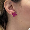 FRANCESCA BIANCHI | Mit 24 Karat vergoldete Ohrsttecker mit pinken emaillierten vierblättrigen Kleeblättern | Fuchsia Kleeblatt-Ohrstecker