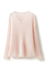 Ribbed pink oversized sweater with batwing sleeves and V-neck made from 100% cashmere