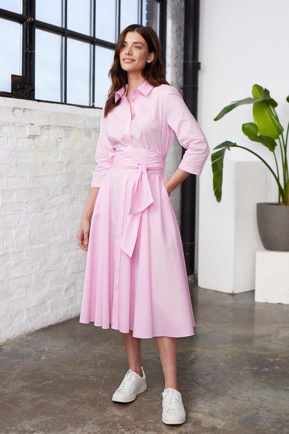 Marianna Déri | rosafarbenes Blusenkleid in Midi-Länge mit Bindegürtel